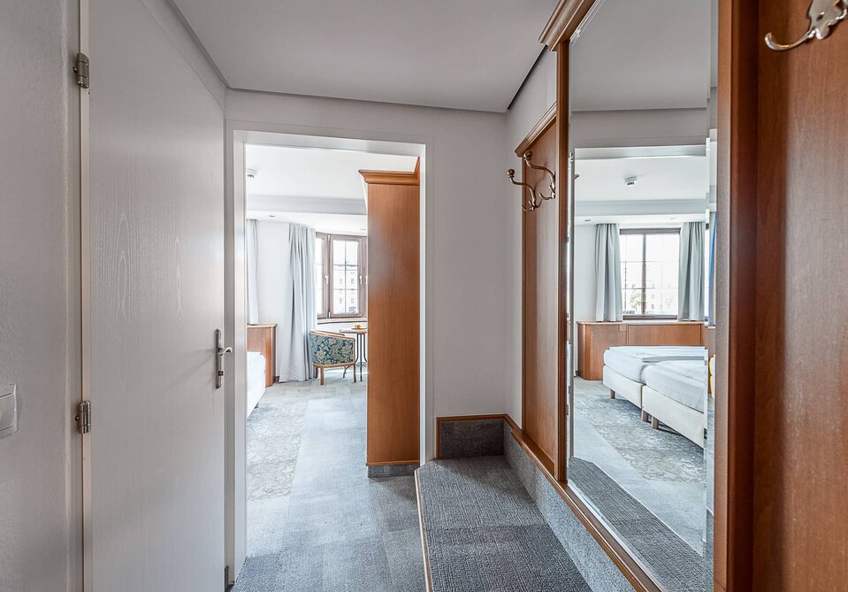 Ein großes Spiegel in einem Hotelzimmer