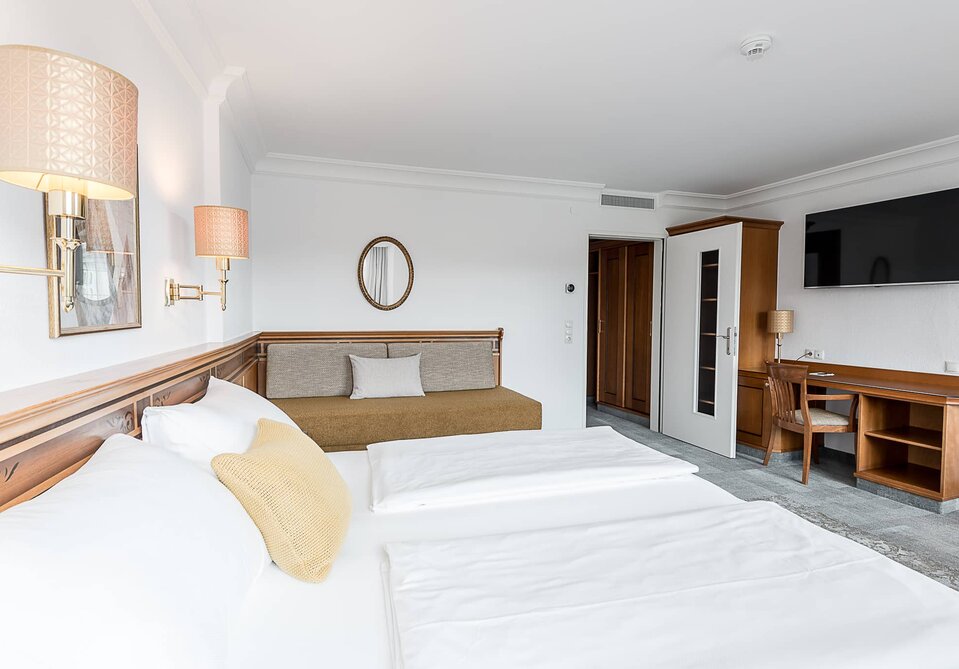 Blick in ein großes Hotelzimmer