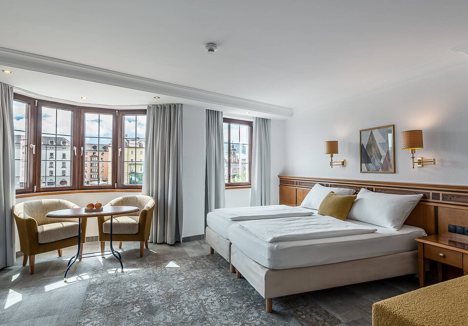 Blick in ein großes Doppelzimmer