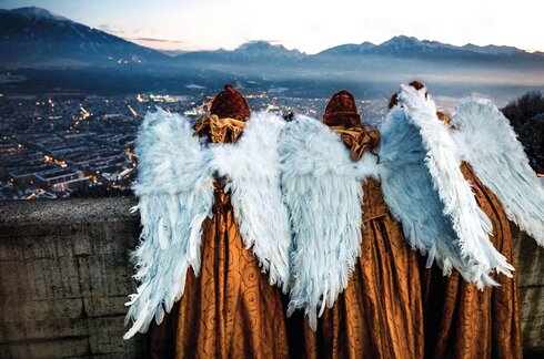 Drei Personen in Engelkostümen.