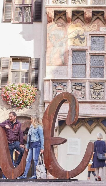 Eine Familie vor dem Goldenen Dachl.