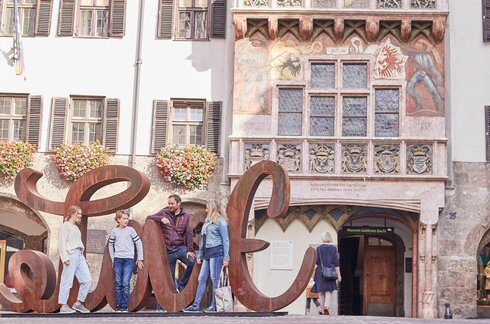Eine Familie vor dem Goldenen Dachl.