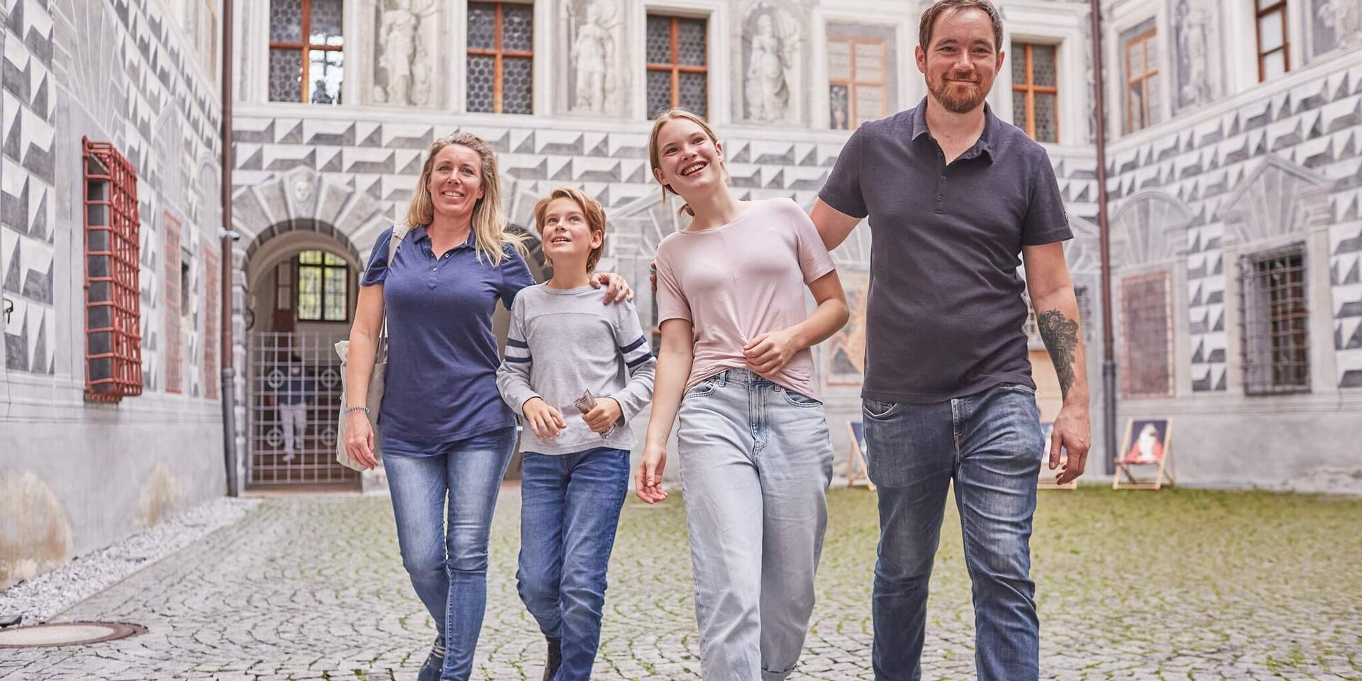 Familie mit 2 Kindern im Innenhof des Schlosses Ambras