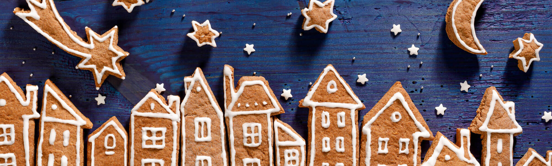 Kekse in Form von Häusern nebeneinander