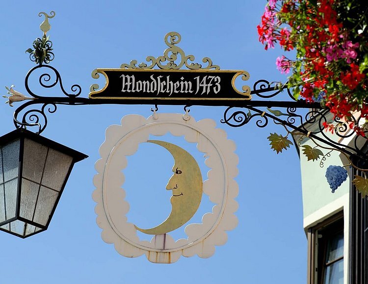 Aussenschild mit der Aufschrift "Mondschein 1473"
