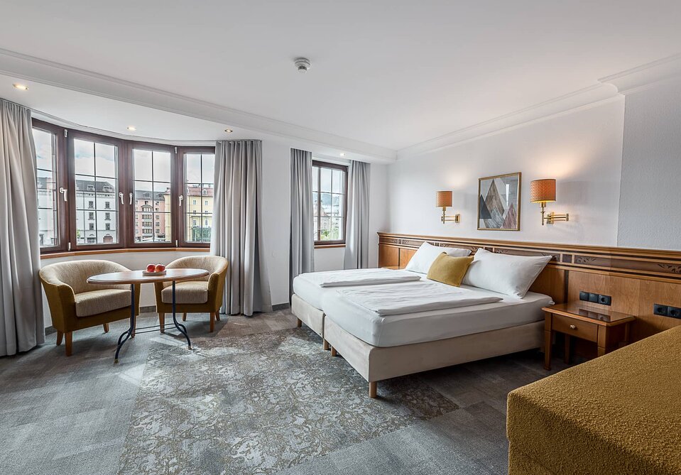 Blick in ein großes Hotelzimmer