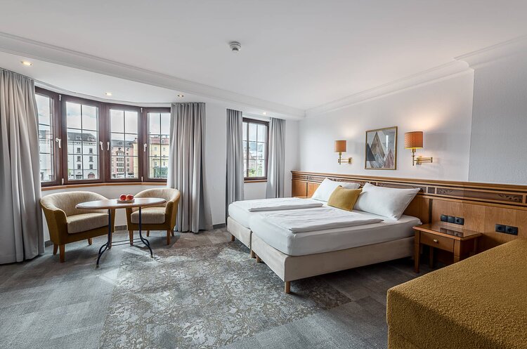 Blick in ein großes Hotelzimmer