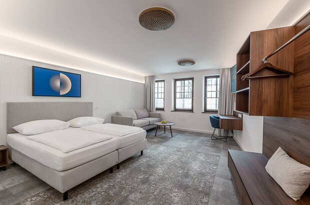 Blick in ein großes Hotelzimmer.