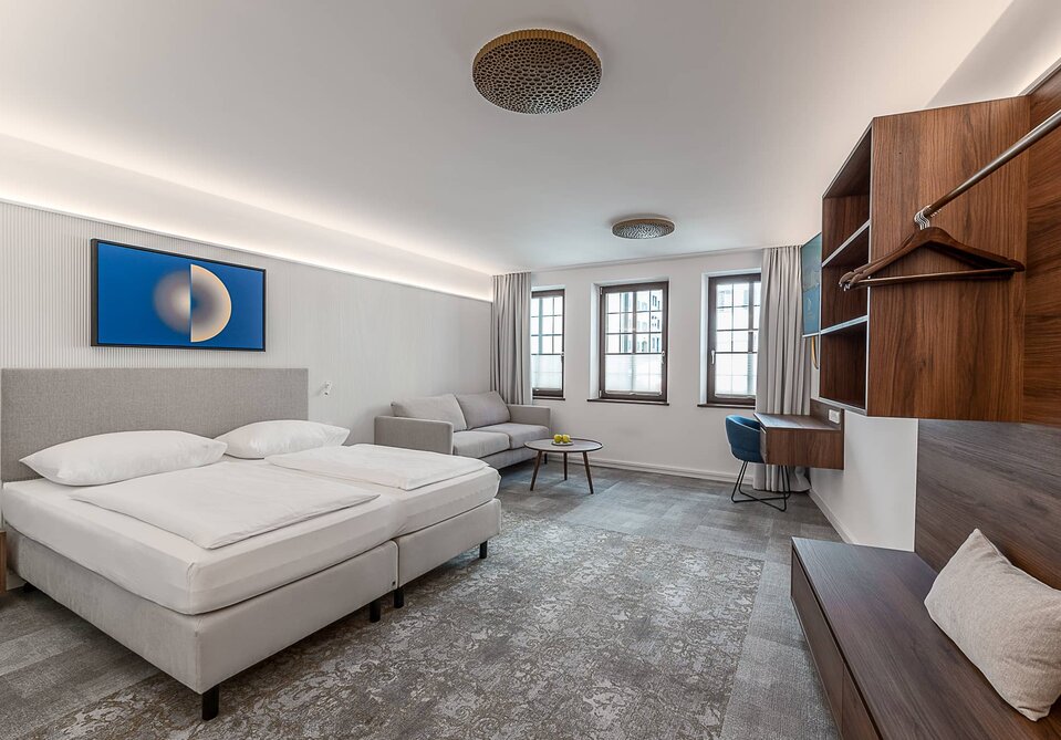 Blick in ein großes Hotelzimmer.