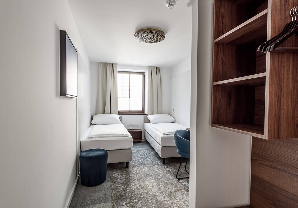 Hotelzimmer mit zwei Einzelbetten