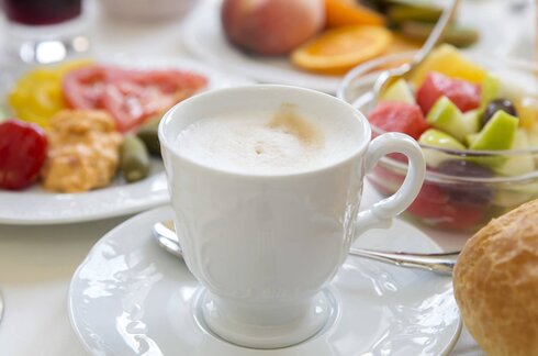 Kaffee auf einem gedeckten Frühstückstisch.
