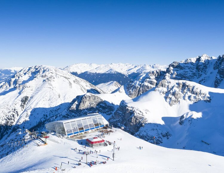 Bergstation Axamer Lizum mit Berglandschaft