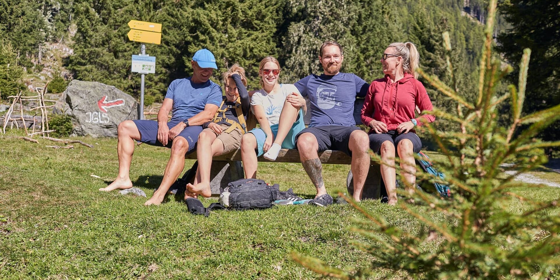 Eine Familie macht eine Pause bei einer Wanderung.