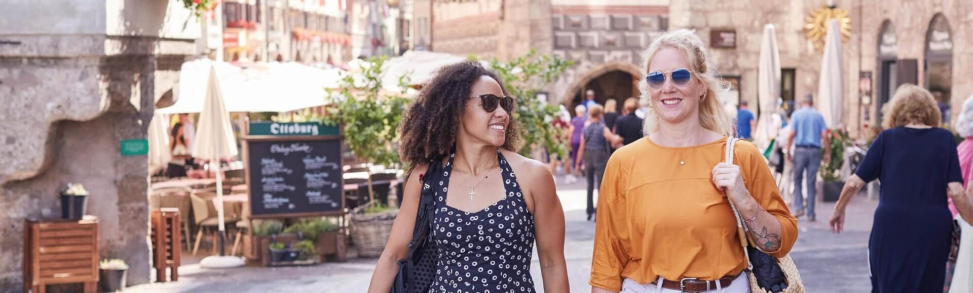 Zwei Frauen in der Altstadt.