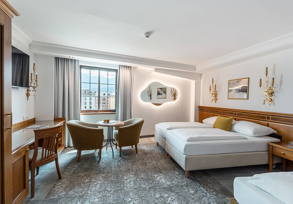 Blick in ein großes Hotelzimmer