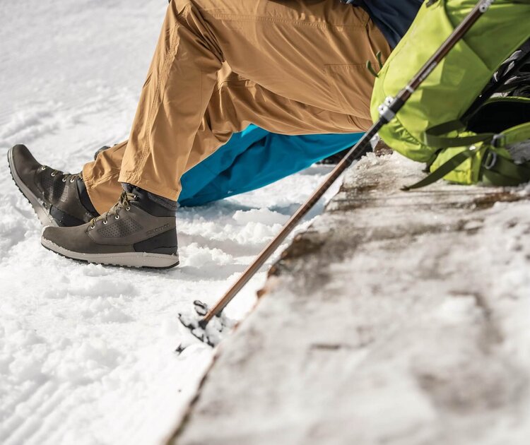 Eine Person bei einer Winterwanderung