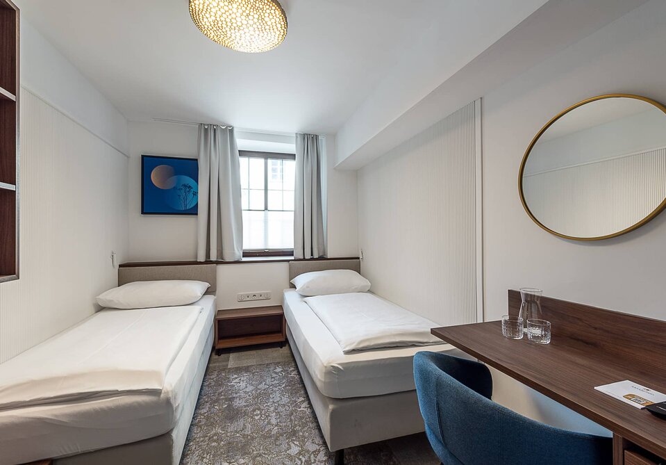 Hotelzimmer mit zwei Einzelbetten.