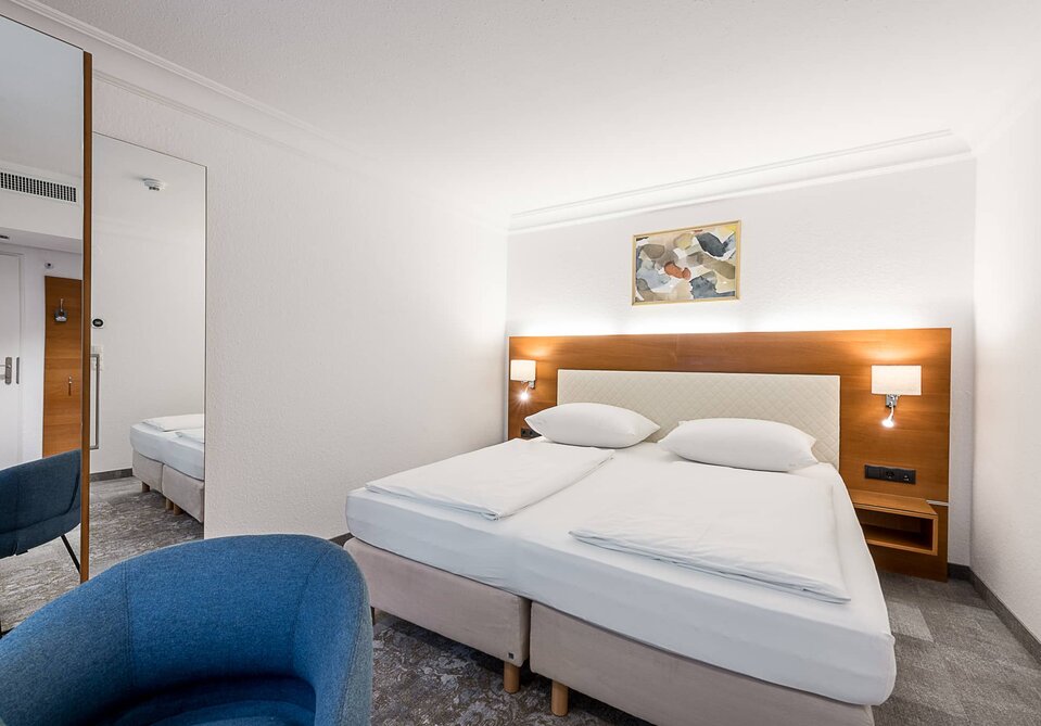 Großes Doppelbett in einem Hotelzimmer