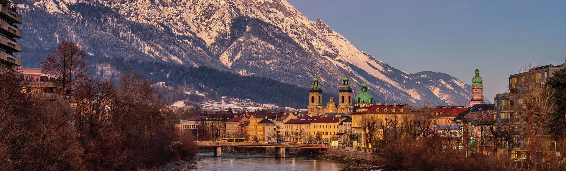 Blick auf die Innbrücke den Fluss und die leicht verschneite Nordkette