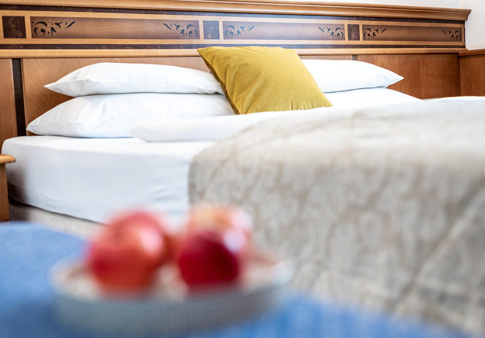 Ein Doppelbett in einem Hotelzimmer.