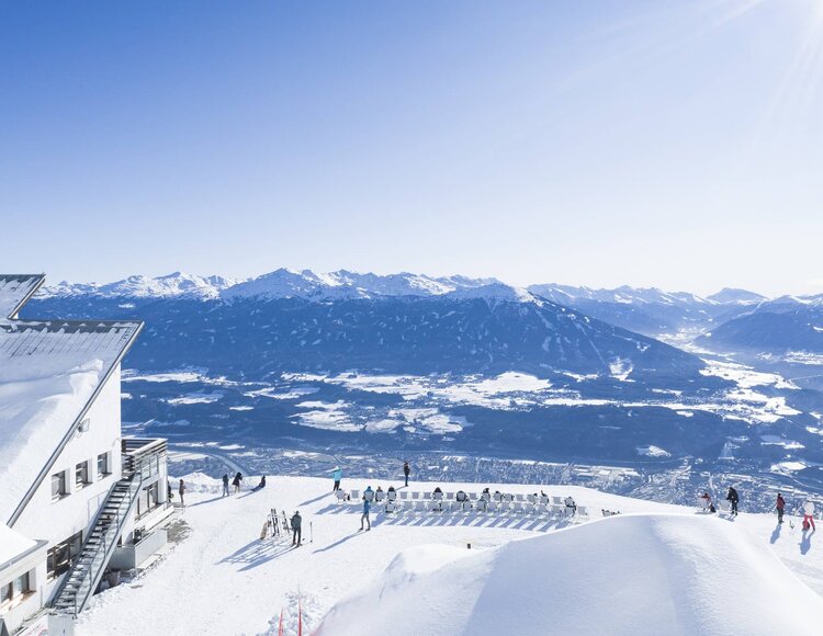 Blick von der schneebedeckten Station Seegrube auf Innsbruck