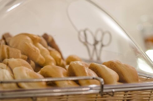 Frische Semmeln auf einem Frühstücksbuffet.