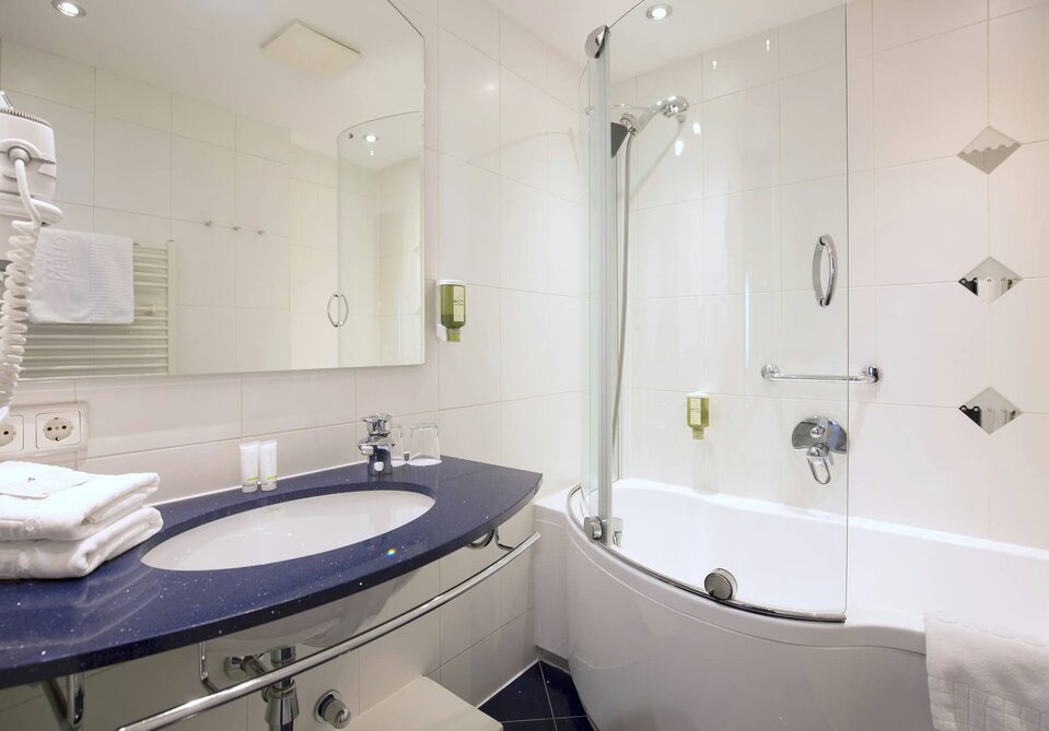 Bad mit Badewanne