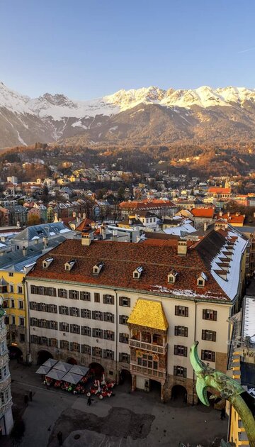 Blick auf Innsbruck mit verschneiten Bergen
