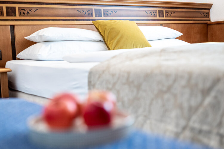 Ein Doppelbett in einem Hotelzimmer.