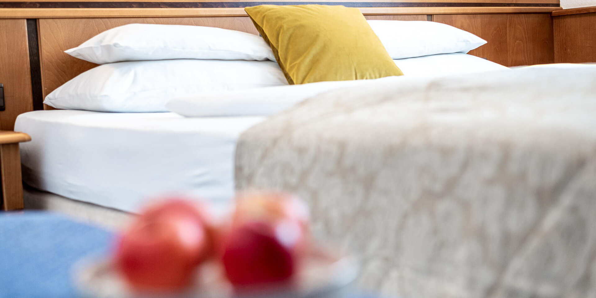Ein Doppelbett in einem Hotelzimmer.