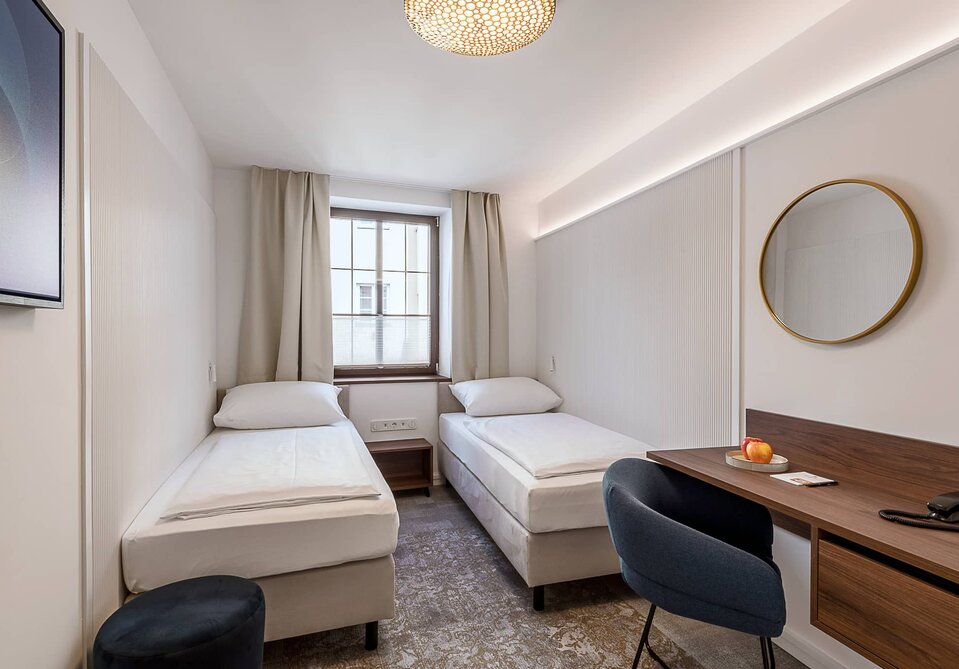 Ein Zimmer mit zwei Einzelbetten