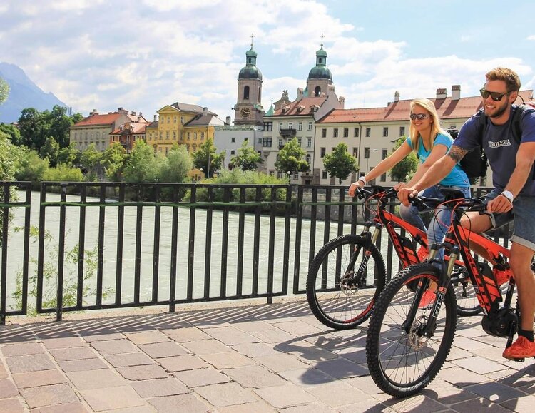 Zwei Radfahrer in Innsbruck
