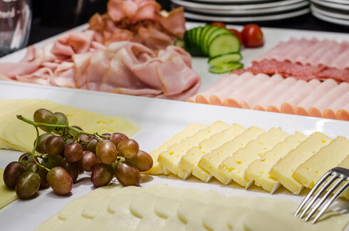 Kalte Platte mit Wurst und Käse.
