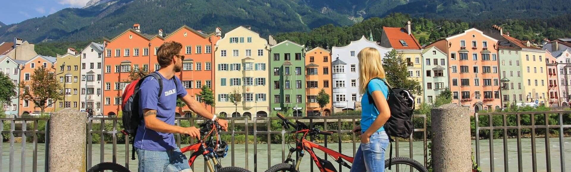 Zwei Radfahrer in Innsbruck
