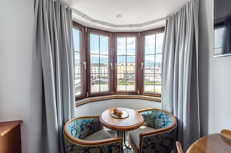 Ein Tisch und zwei Sessel in einem Hotelzimmer