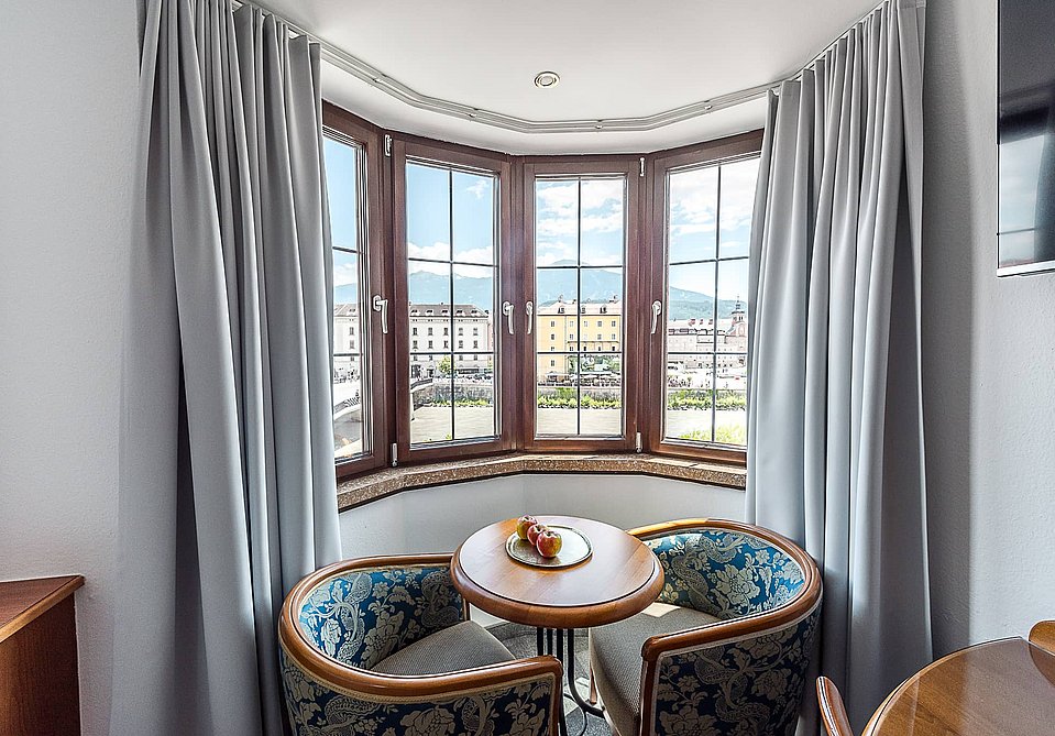 Sitzbereich im Erkerfenster Doppelzimmer Flussblick Medium