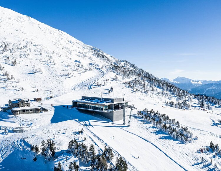 Bergstation mit Skifahrern am Patscherkofel