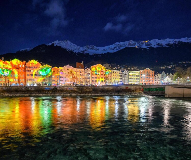 Häuser am Fluss Inn mit Fassadenbeleuchtung zu Silvester