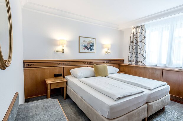 Ein Doppelbett in einem Hotelzimmer
