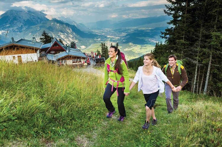Drei Wanderer am Ranggerköpfl