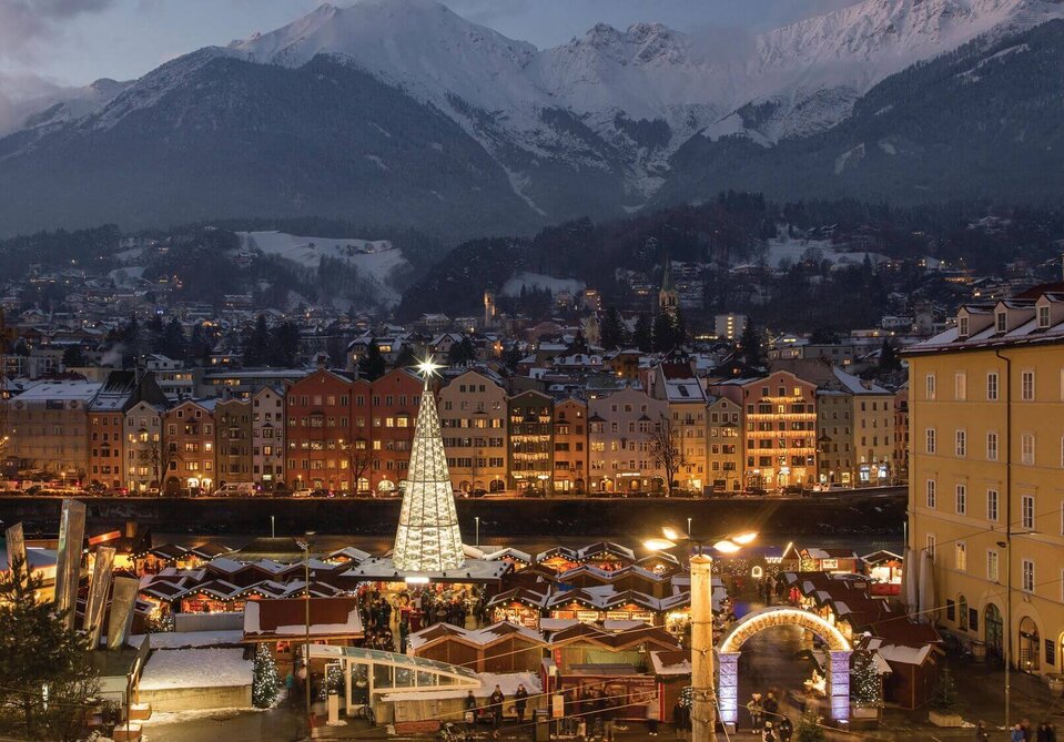 Blick auf den Christkindlmarkt am Marktplatz