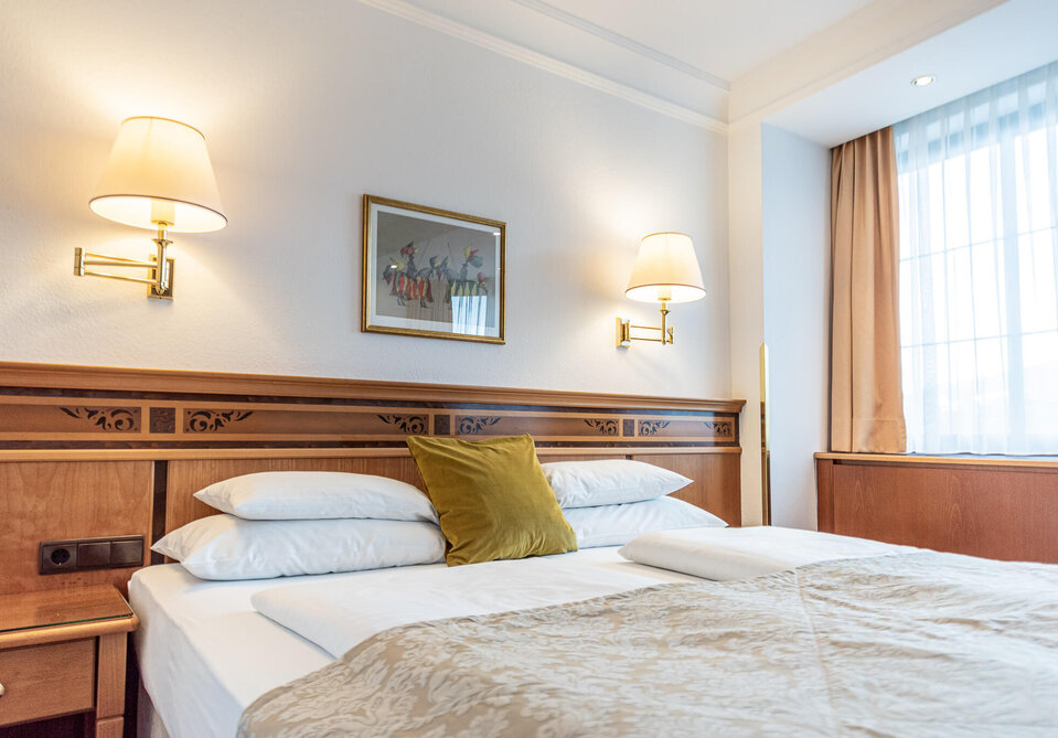 Doppelbett in einem Hotelzimmer