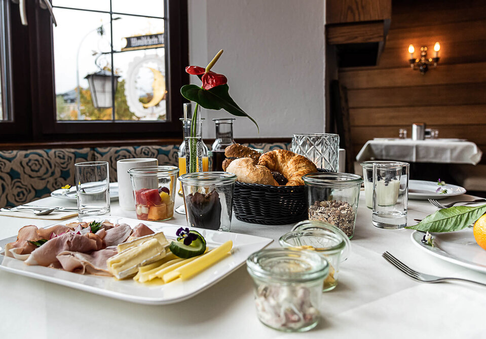 Ein gedeckter Frühstückstisch.