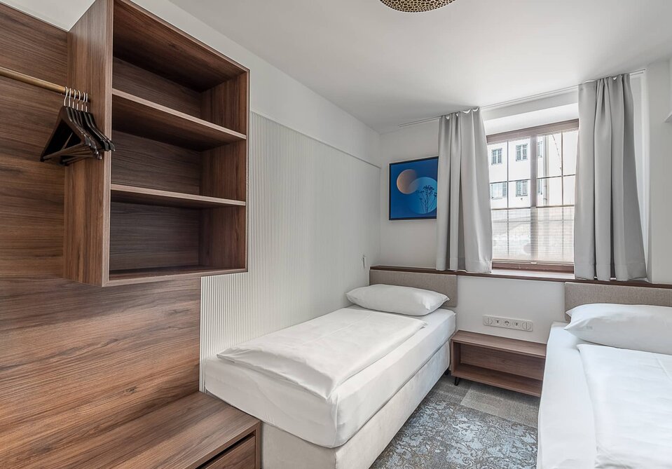Hotelzimmer mit zwei Einzelbetten