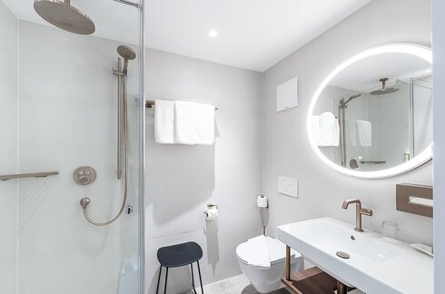 Blick in ein modernes Badezimmer