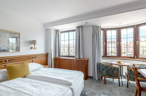 Blick in ein großes Hotelzimmer