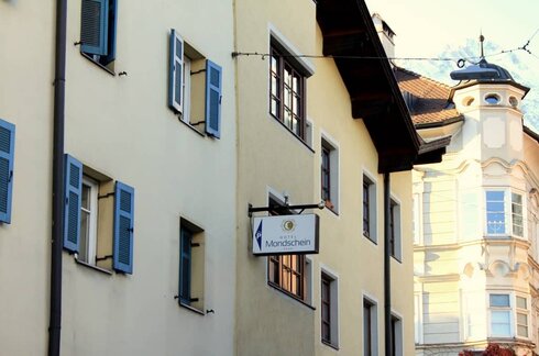 Wegweiser zur Hotelgarage