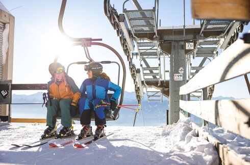 Zwei Skifahrerinnen am Sessellift auf der Seegrube