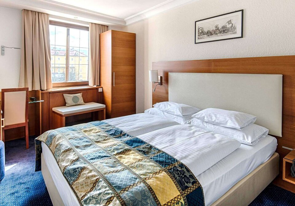 Ein Doppelbett in einem Schlafzimmer