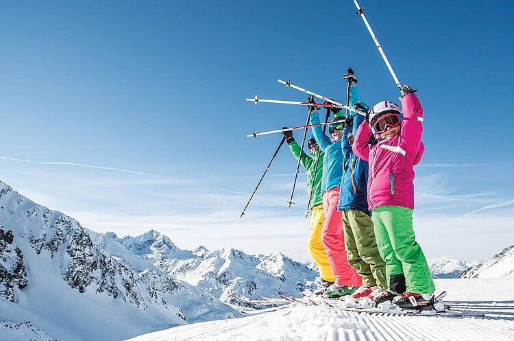 Familie beim Skifahren